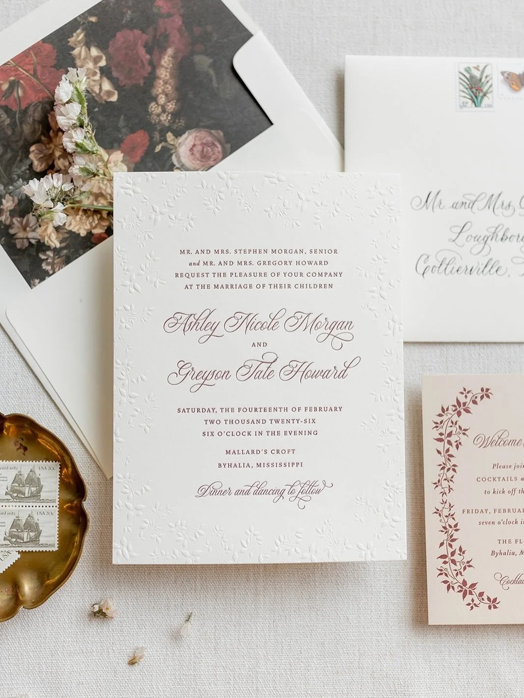 We found that perfect blend where light + airy meets dark + moody to celebrate the Howards! Those embossed invitation edges are the cherry on top 🍒