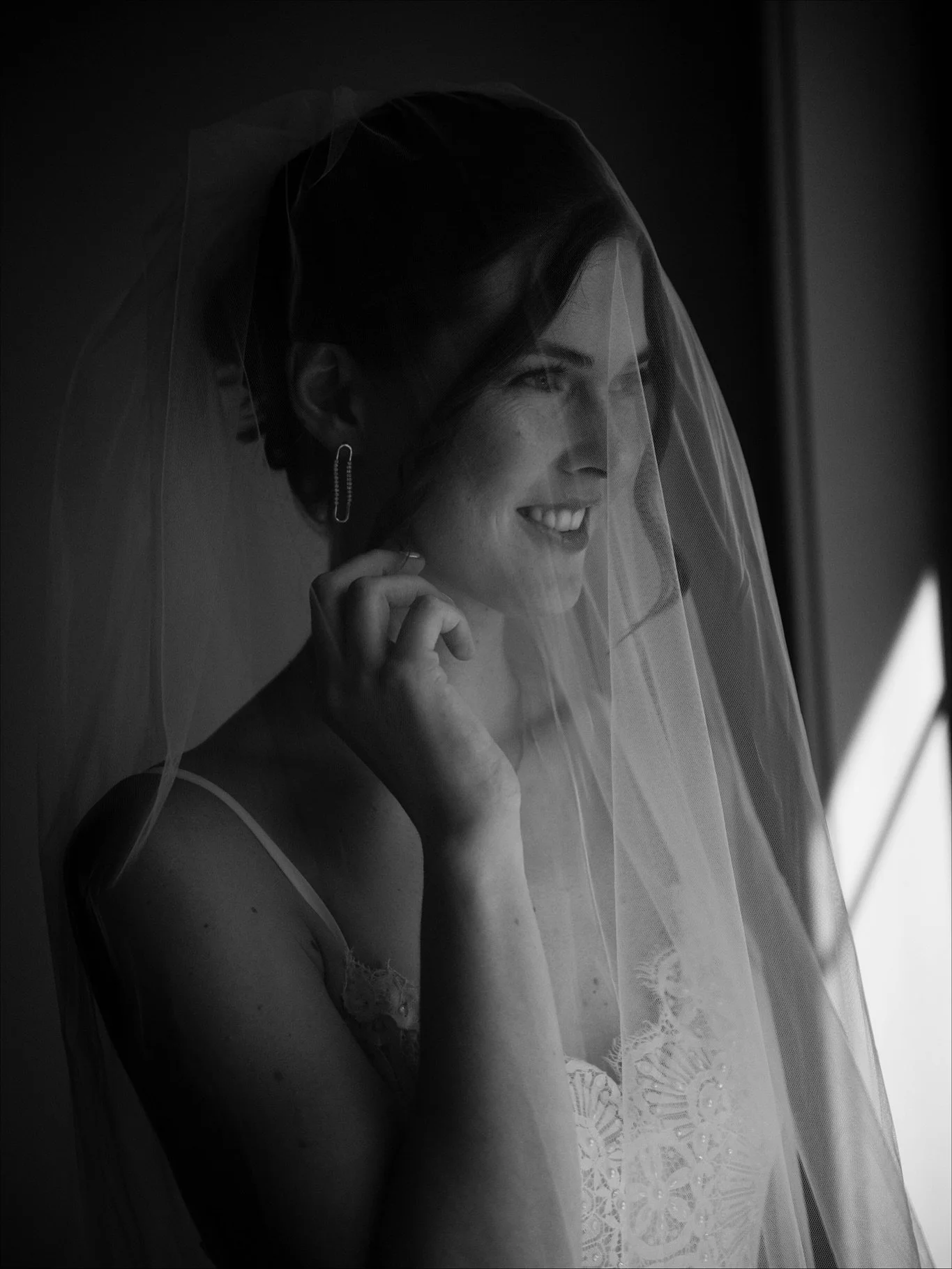 NATURAL BRIDAL MAKEUP 🦢🤍
So soft &amp; elegant 🫶🏻 Yes, natural makeup photographs beautifully as well! 
 
Photographer: @najisakerphotography 
.
.
.

#portlandmua #portlandbridal #hillsboromua #pdxmua #bridalmua #bridalmakeup