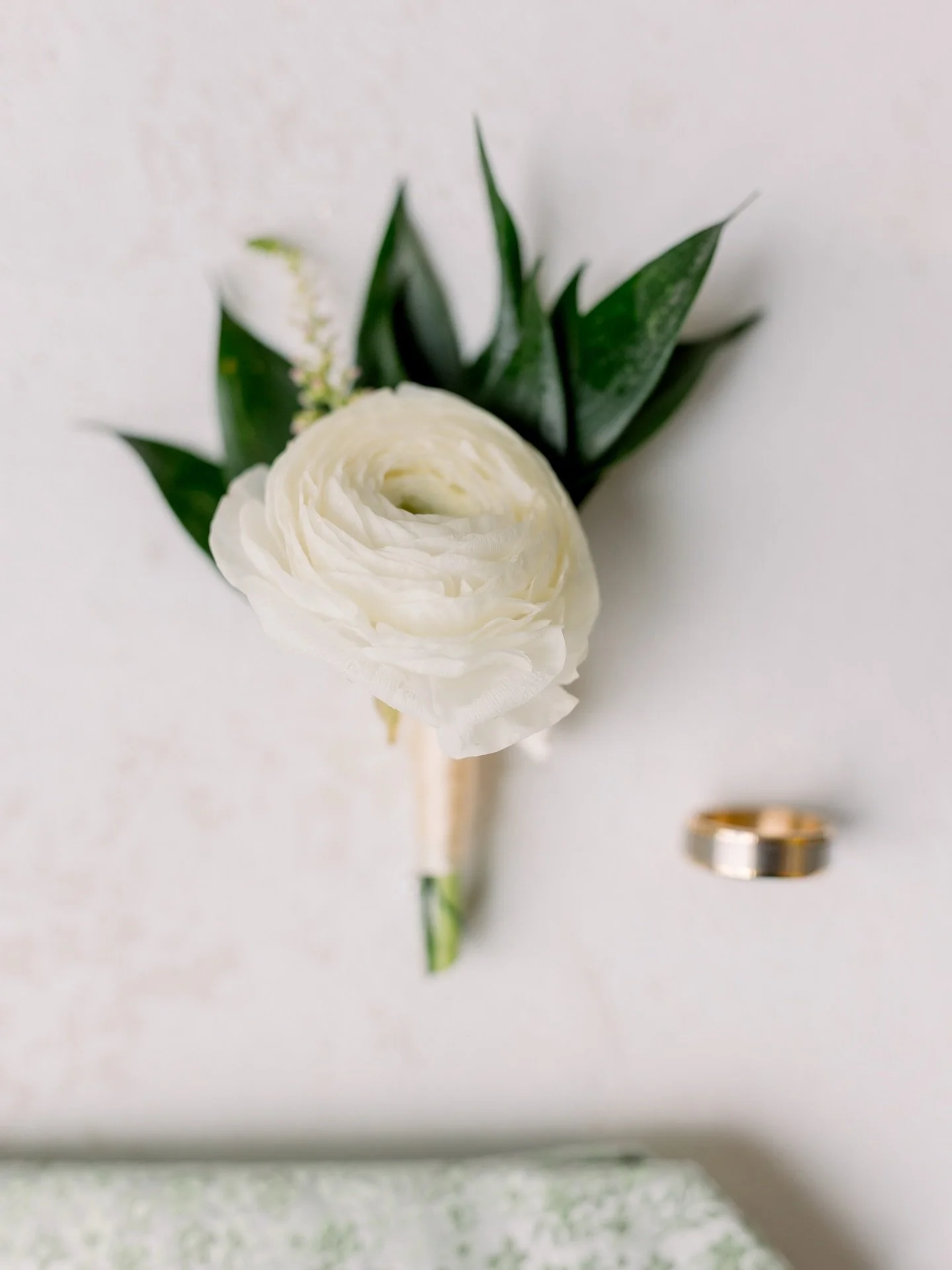 Timeless details, the kind that whisper elegance without even trying. 🤍✨

#angandjo #angandjocollective #weddingdetails #groomsdetails #weddingflatlay #boutonniere #weddingband
