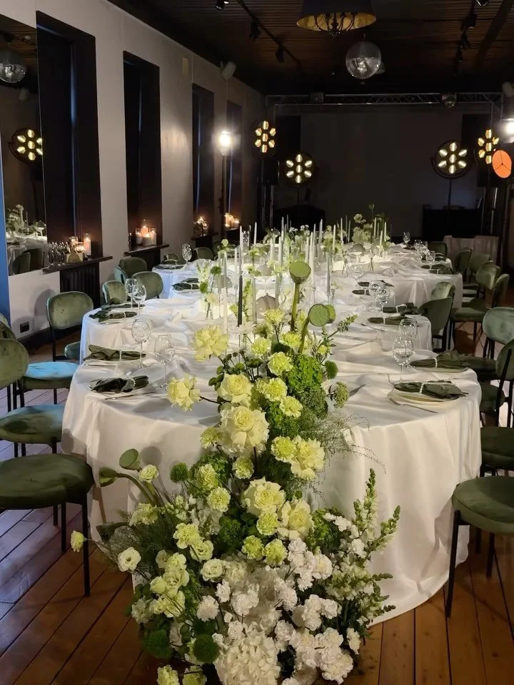 Where florals, light, and texture come together to create a truly elegant experience 🍀

#LuxuryEventStyle
#ElegantDecor
#TableStylingInspo
#CandlelightVibes
#EventDesignMood