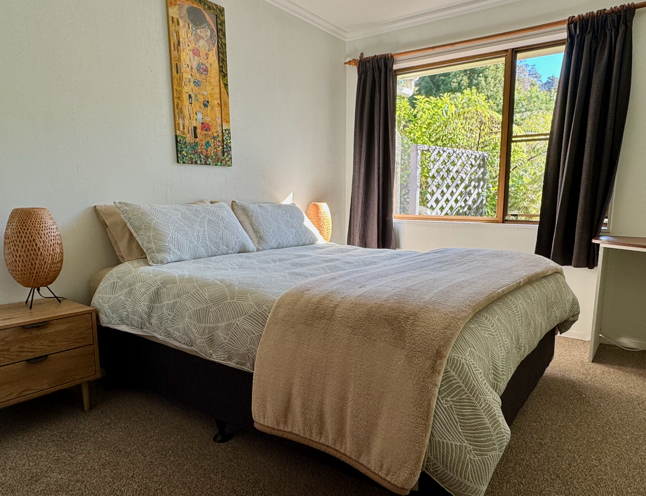 riversong-retreat-single-queen-room.png