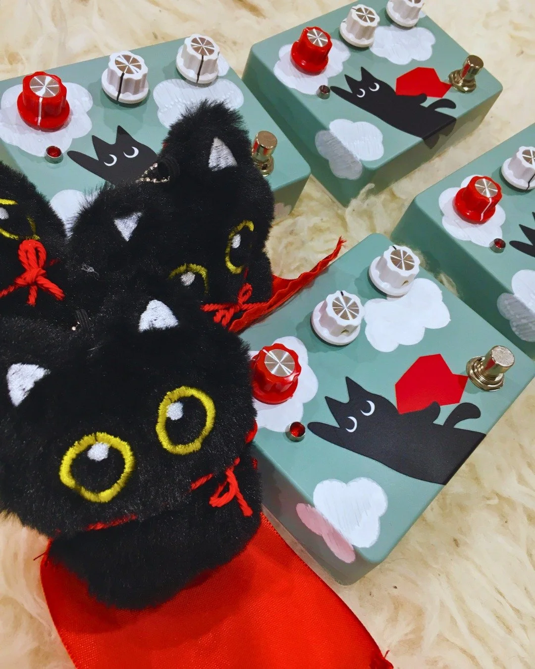 ⚡ SkyClaw Overdrive &mdash; Meow of the Week 🐾

Where the magic lives? Right in the mids.
SkyClaw is a Klon-style overdrive tuned for that sweet midrange push&mdash;cutting through the mix with clarity, warmth, and rich harmonics. Perfect for expres