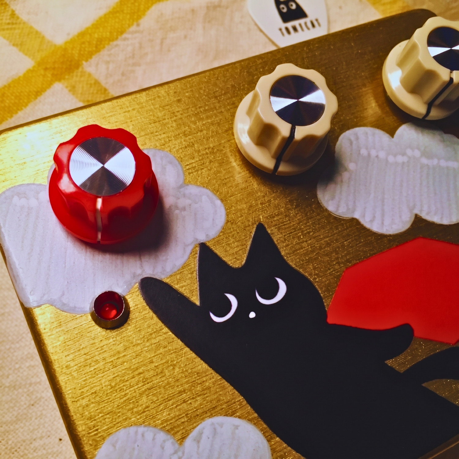 Tonecat-Skyclaw-Gold-side.png