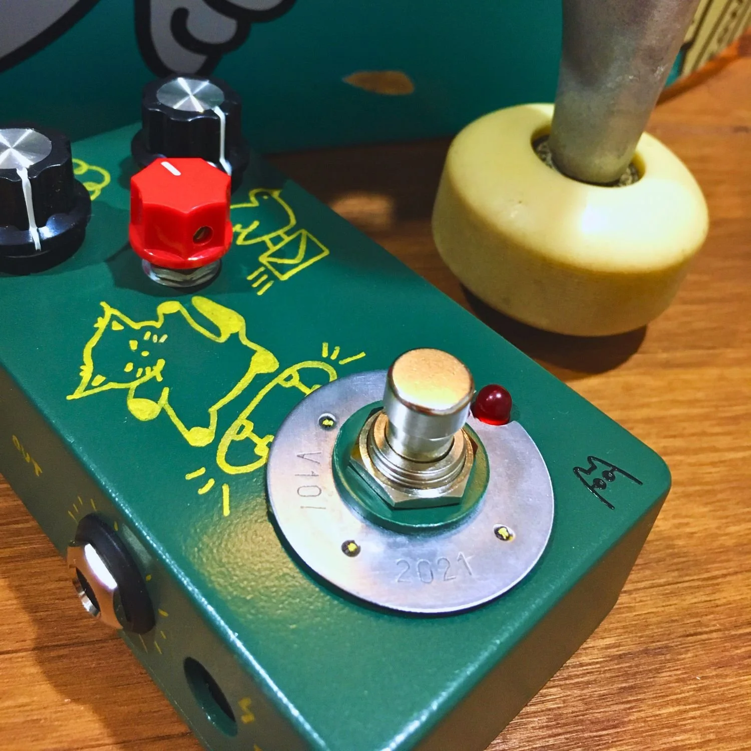 Custom Tonecat Skater Kitty with hand-finished boutique enclosure artwork, Série Atelier effects pedal