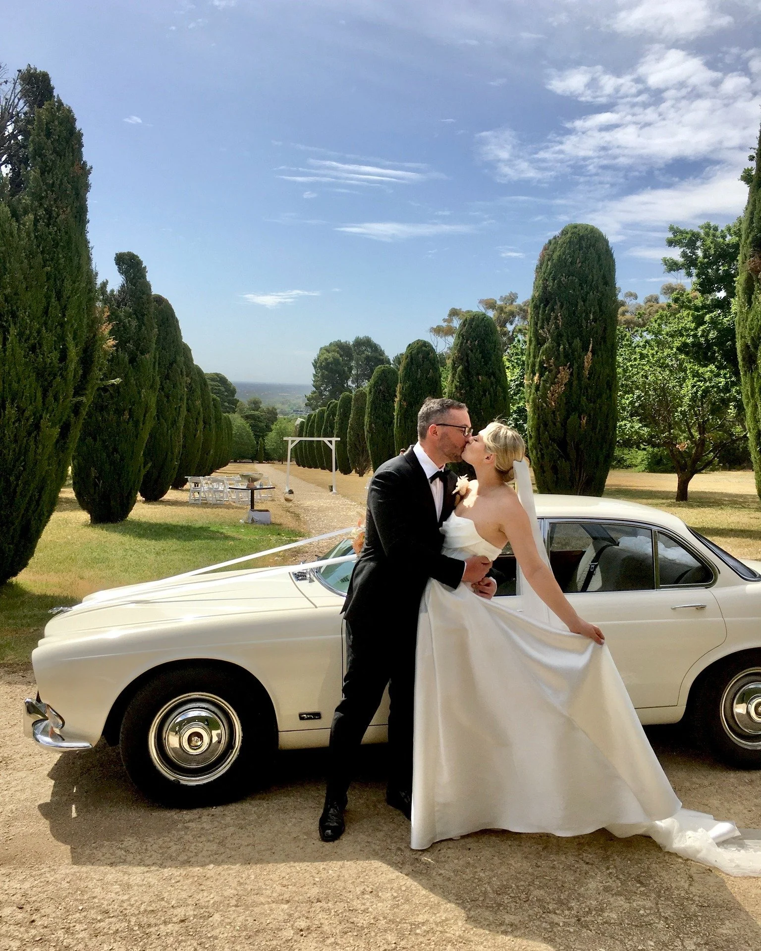 Congratulations Luke &amp; Sophie✨

Can&rsquo;t get over this moment 😍Kissing like this is heart-melting. And the Jaguar XJ6 Saloon, crafted by Jaguar&rsquo;s founder Sir William Lyons, makes it even better! ✨

@thepavilioncarrickhill 
@carrick_hill