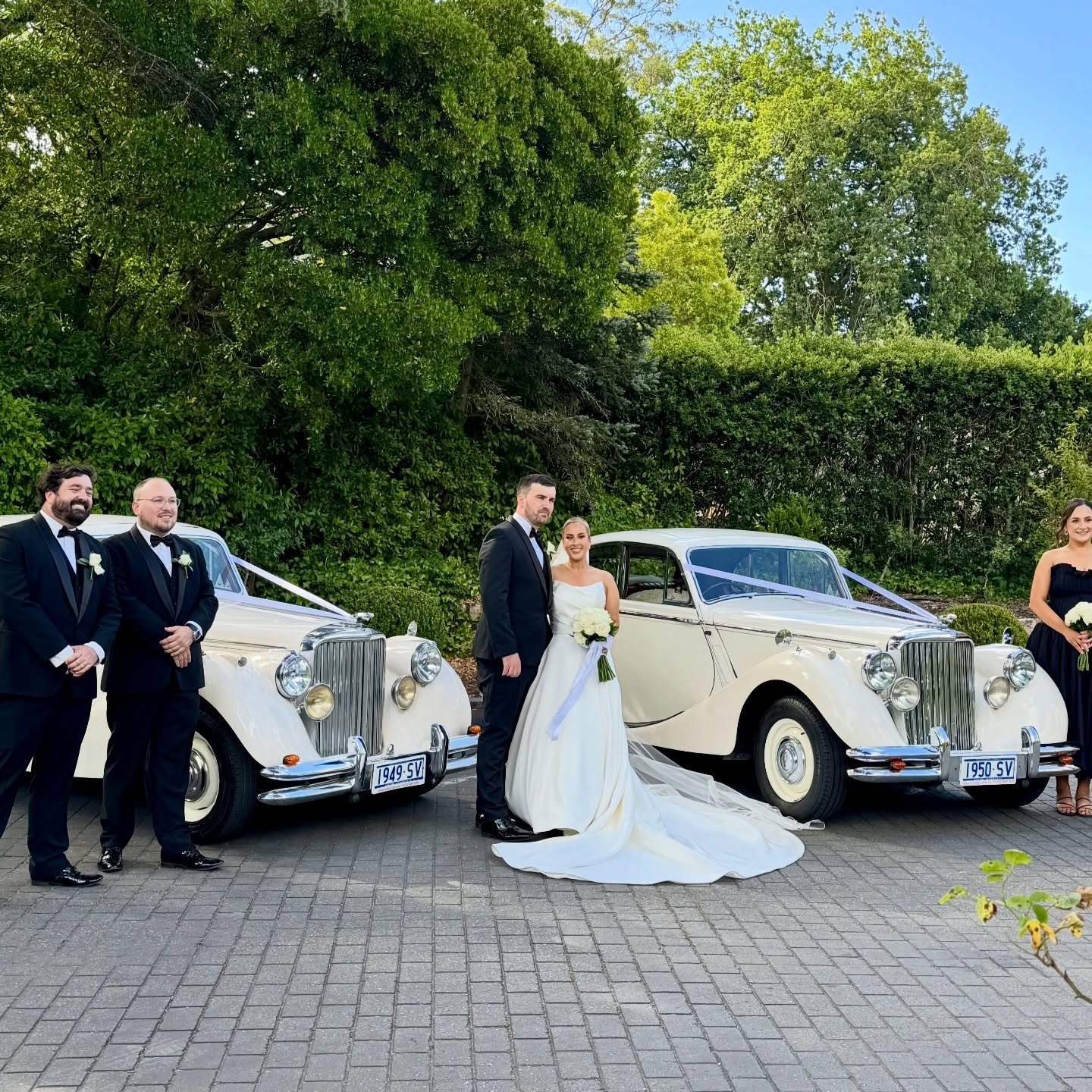 Here comes the Bride!🤍💍 in our Twin Matching Jaguar Mark V&rsquo;s! 

What a stunning first wedding of the year at @mountloftyestateweddings with the beautiful @itskateholmes 💕

Wishing you and your husband Luke all the very best🥂

📸 @rexvil.pho