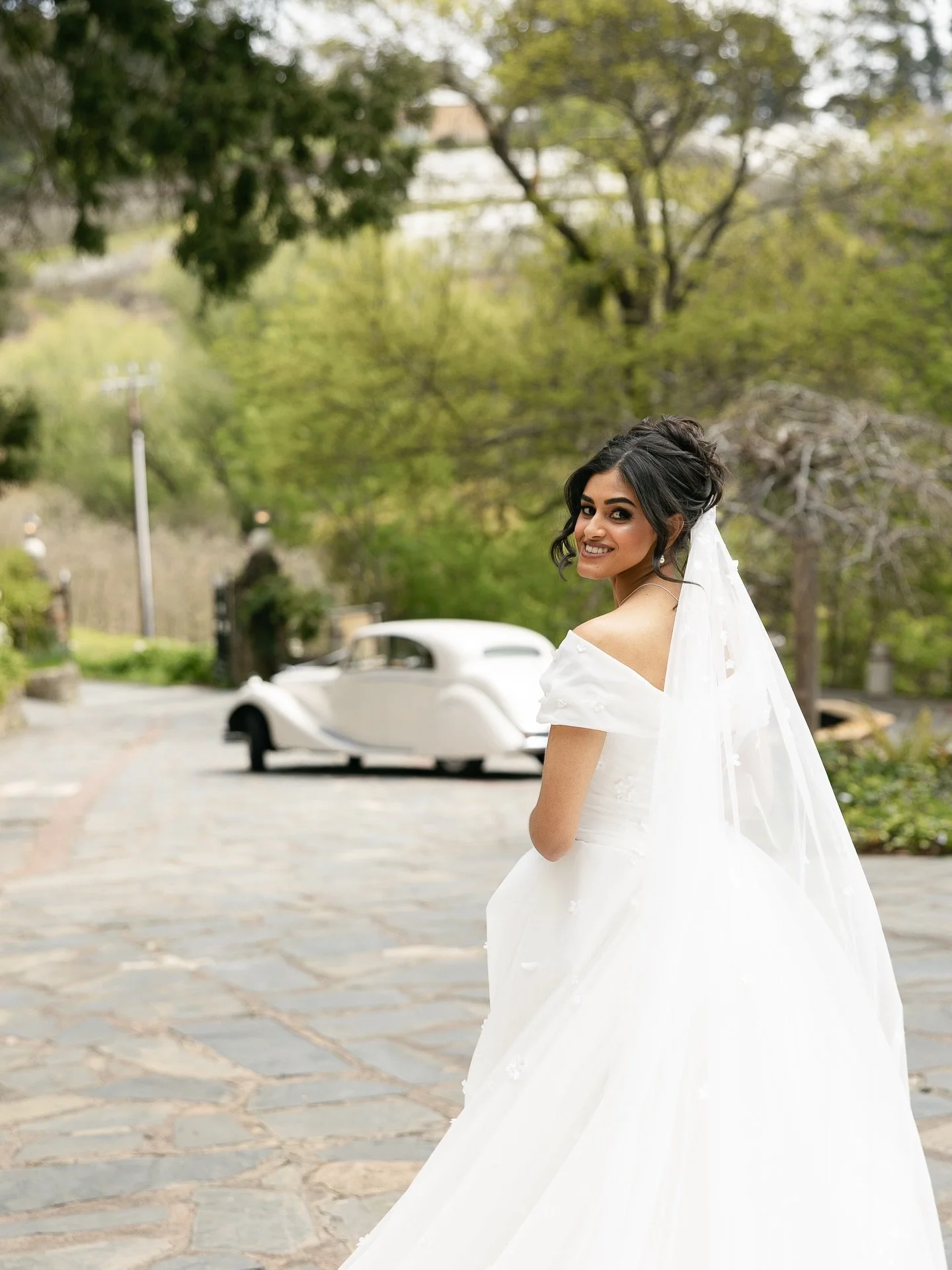 PART 2 📸

We gratefully received these beautiful shots of Vi &amp; Akshay&rsquo;s incredible wedding day featuring our stunning Jaguar Mark V! 💕

We LOVE seeing how creative photographers get when styling their couples with our vehicles. 

Thank yo
