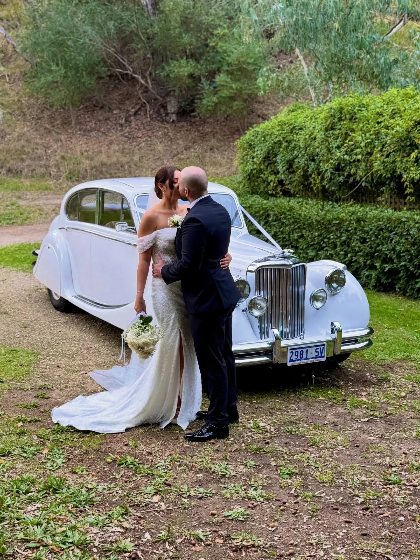 &hearts;️ Shelby and Alex &hearts;️ 

Wishing our newlyweds all the very best future together as Mr and Mrs! 👰🏻&zwj;♀️🤵🏻&zwj;♂️

They celebrated their special day at the incredible @glenewinestate with our Jaguar Mark V 🤍

📸 @torrenscreative 
?