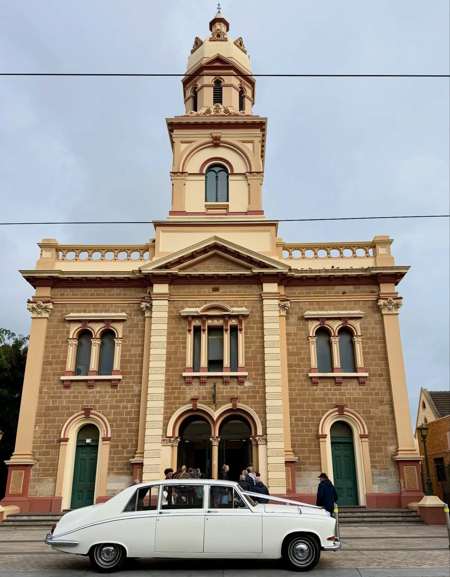 Royal Daimler 🚗 Day ☀️ &amp; Night 🌙

Kelly and Andrew celebrated their wedding with a ceremony at St Andrew&rsquo;s By The Sea Church in Glenelg, followed by a stunning reception at Partridge House 🙌🏼

We had the privilege of being their very fi