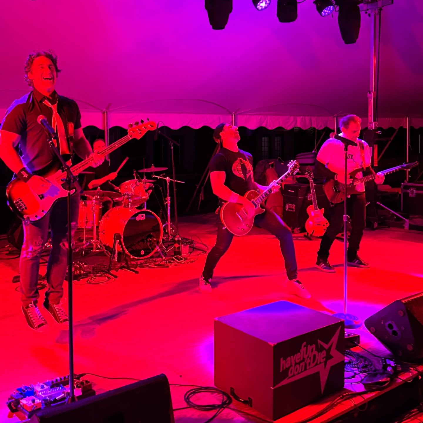 Band law #17: You either stand like Slash or jump up and down&hellip;. no excuses unless ur ripping a solo.. and to be fair then you should really just stand like Slash ripping a solo.

#hfddband