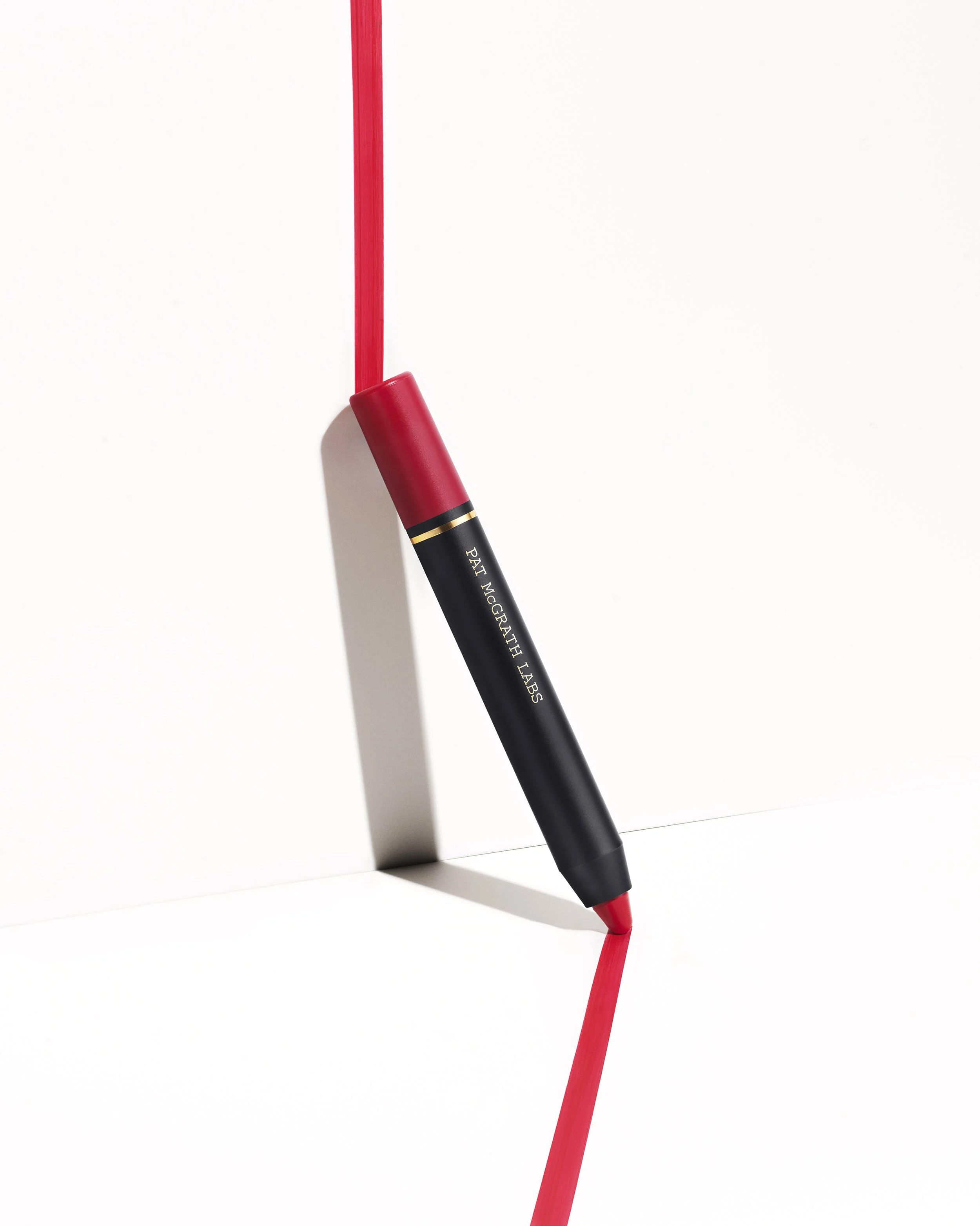 2024_PMG_LIP_Dramatique_MegaLipPencil_Line_Drawing_Single_Shot_05A_COMP_01_lowres.jpg