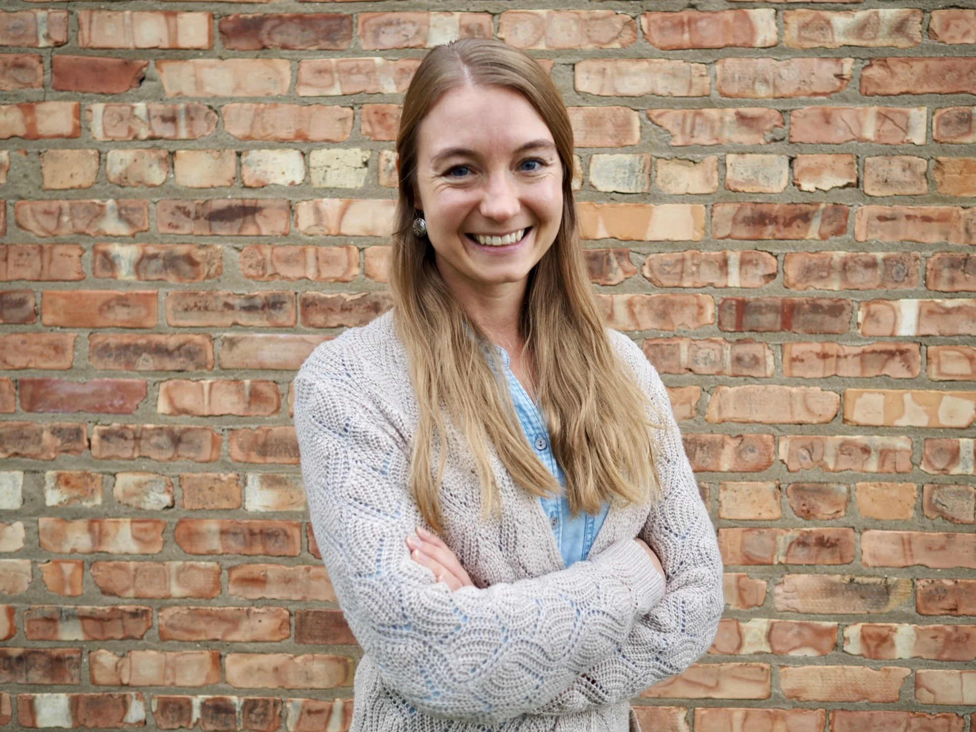 Lynn Jones, Holistic Trauma Therapist providing Somatic EMDR and therapy intensives in MI, IL, MA, and NY.