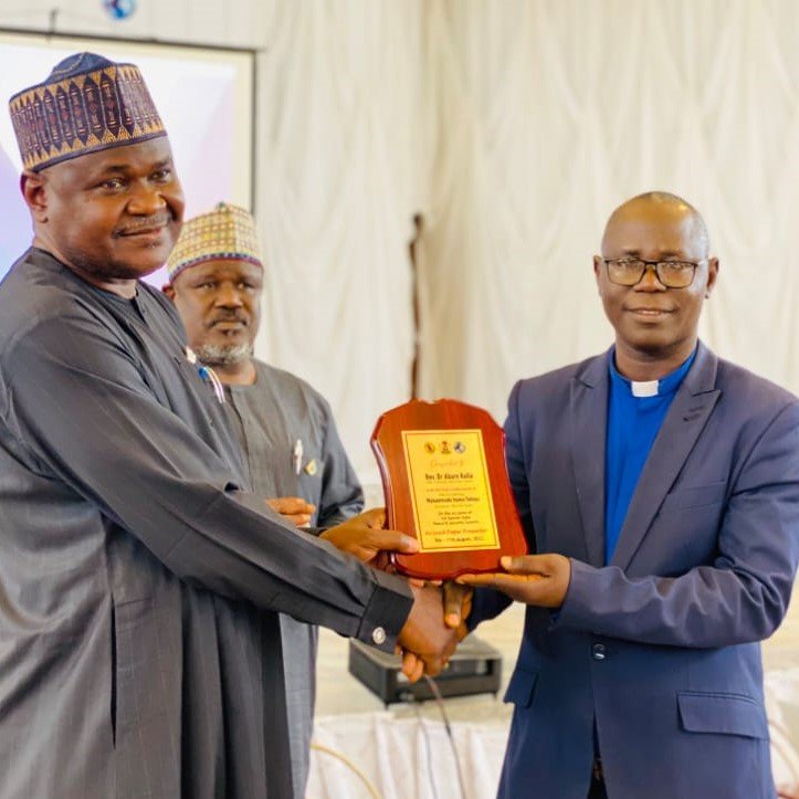 Governor of Nigeria's Gombe State Gives Award to OMNIA