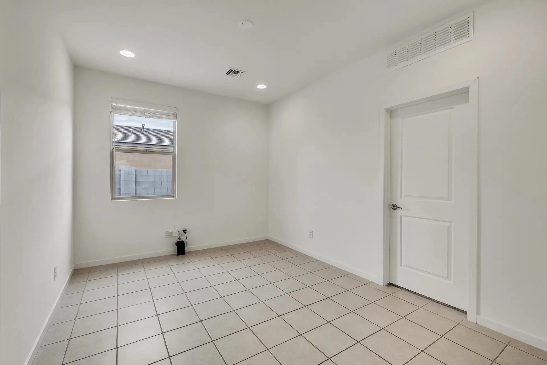virtual-staging-example-02-01-before.jpeg