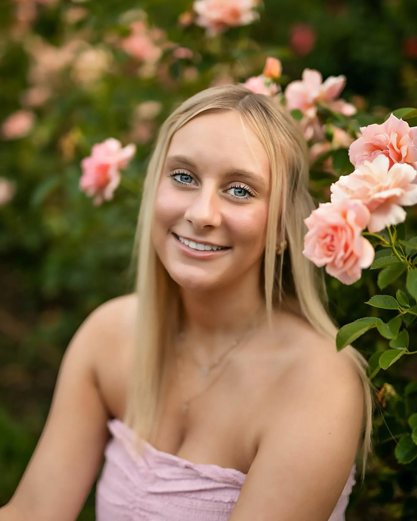 A field of sunflowers is a total vibe, but a garden of roses are equally mesmerizing! Mamas, it&rsquo;s time to get those Senior portraits done and update your family portraits. Contact me to learn about the special offers I have for Seniors and the 