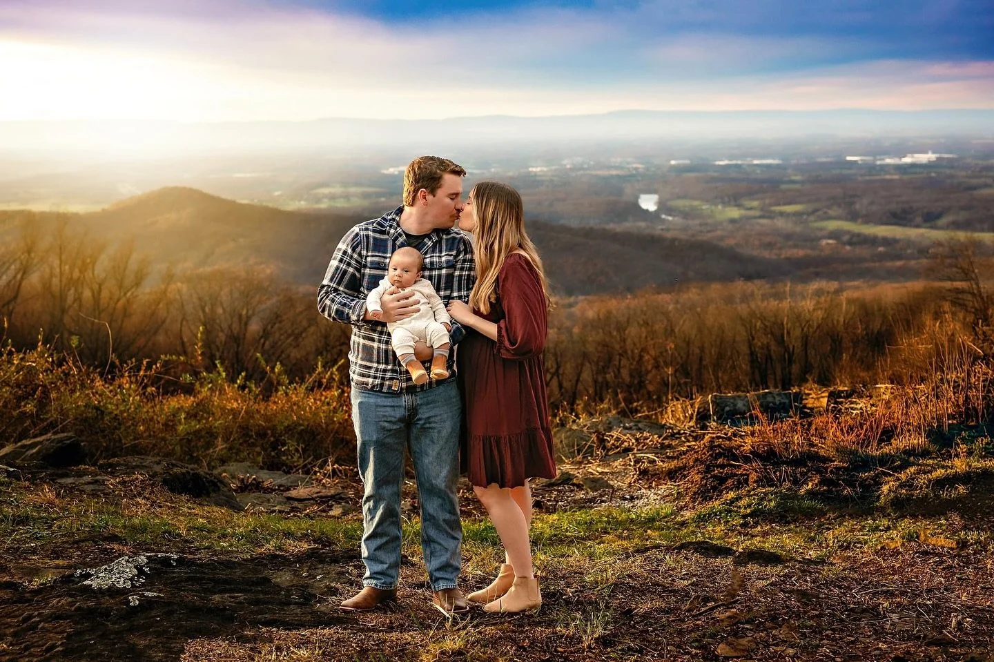 I had the best time this weekend with the sweetest little family! This epic view was nearby and required zero hike...I was so pleasantly surprised when I arrived! Their session turned out so gorgeous and the winter sunset did not disappoint!