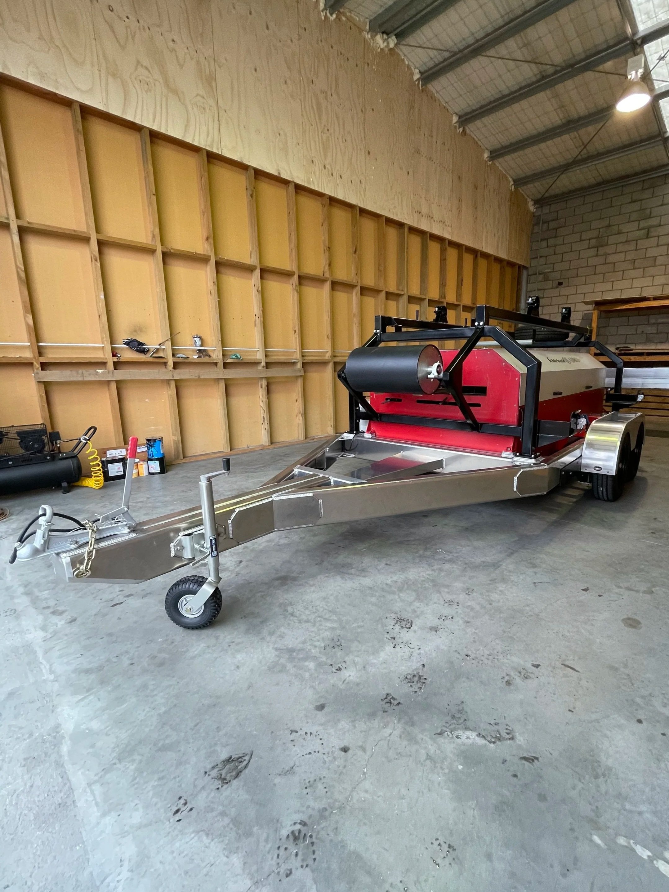 Custom alloy trailer to house roofing iron roll former.
Custom steel rack to hold 2x coils and a drum roller to feed the machine.