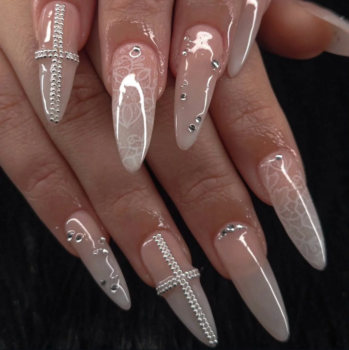 🫧 🕊️ DM or link in bio to book

#polishednailsmn #bridalnails #floralnails #mnnailtech #edenprairie