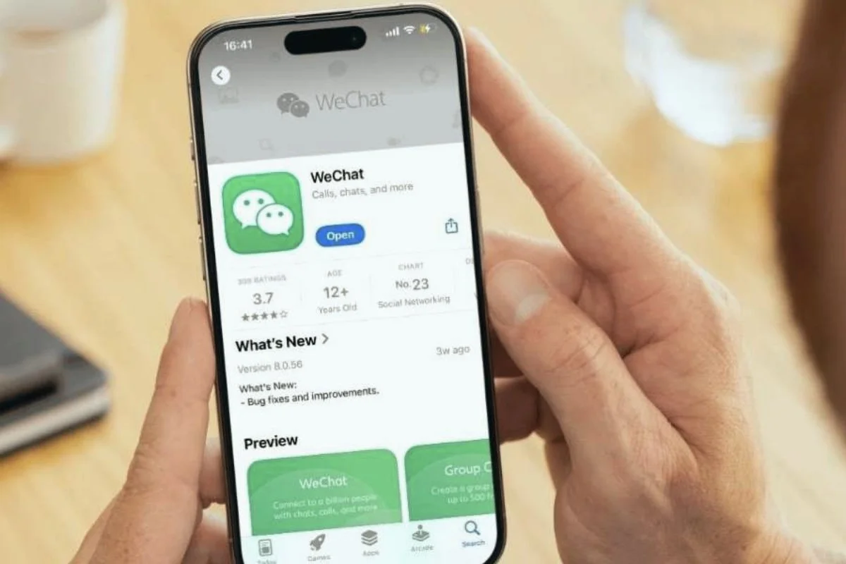 Smartphone displaying WeChat download page.