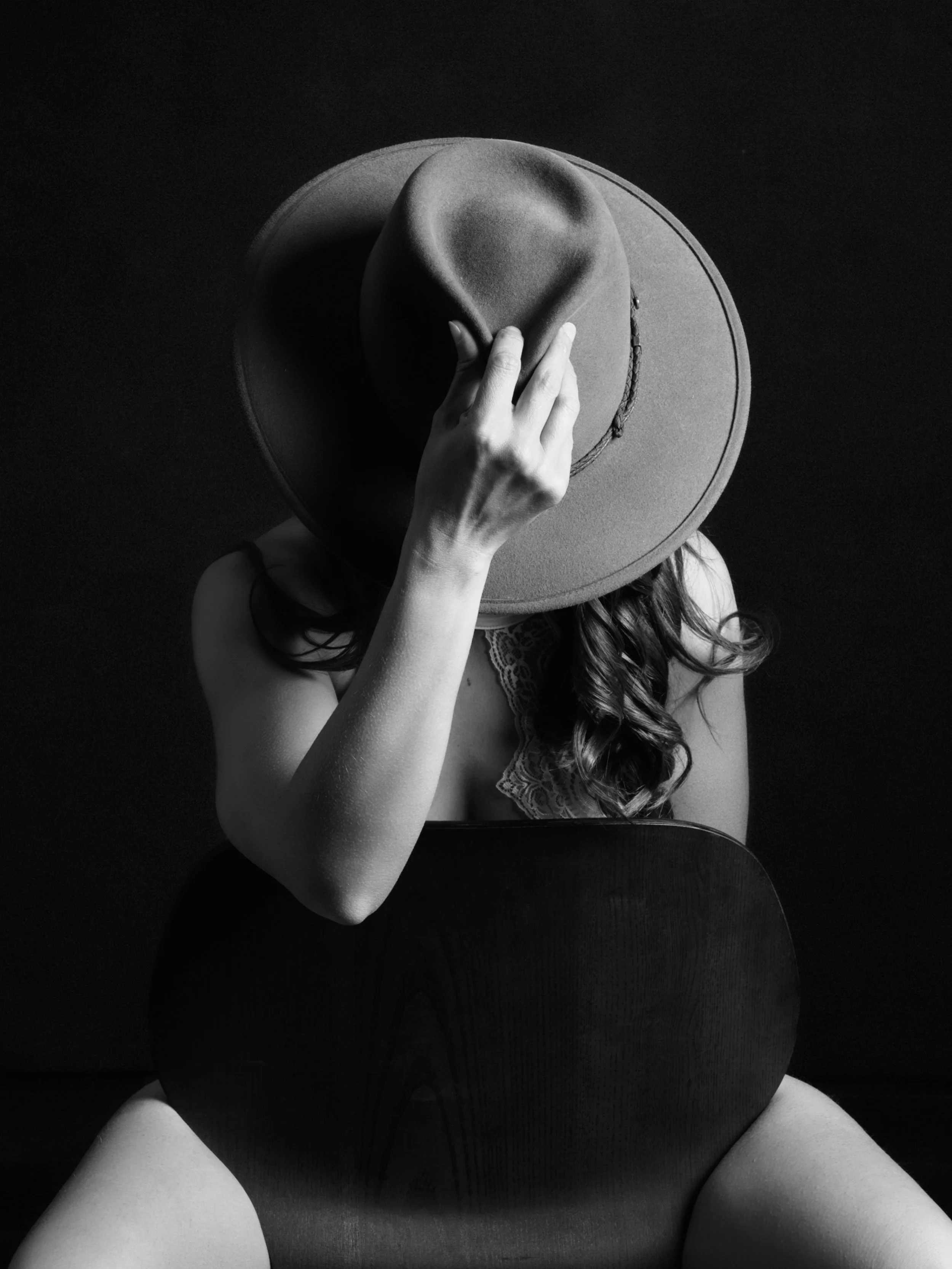 Hats off to the everyday women who work hard and puts everyone&rsquo;s needs before her own. We see you and want to remind you of just how important you are ❤️

#womenempowerment #selfcare #boudoir #fyp #photography