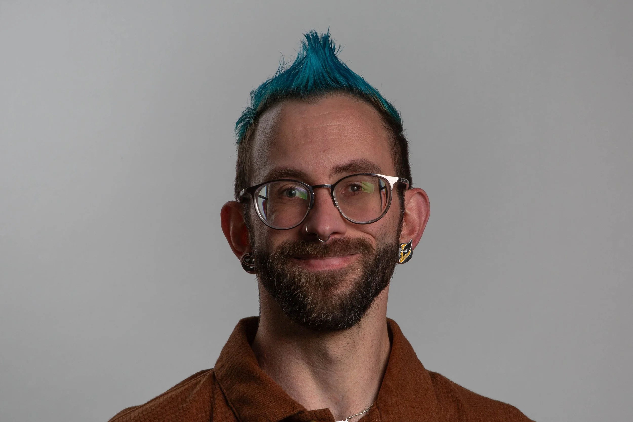 Close-up of a vintage pair of headphones on a wooden surface, with a blurred background of circular bokeh lights.