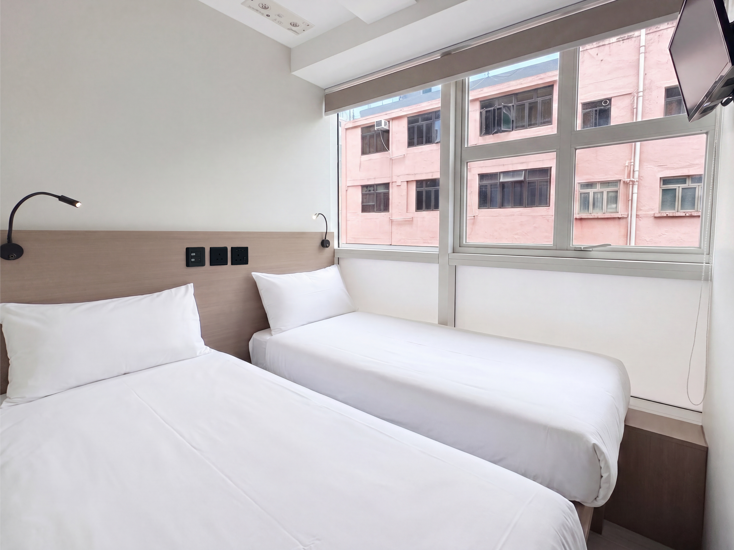 342_new_room_retouched_5_clean_Flipped.png