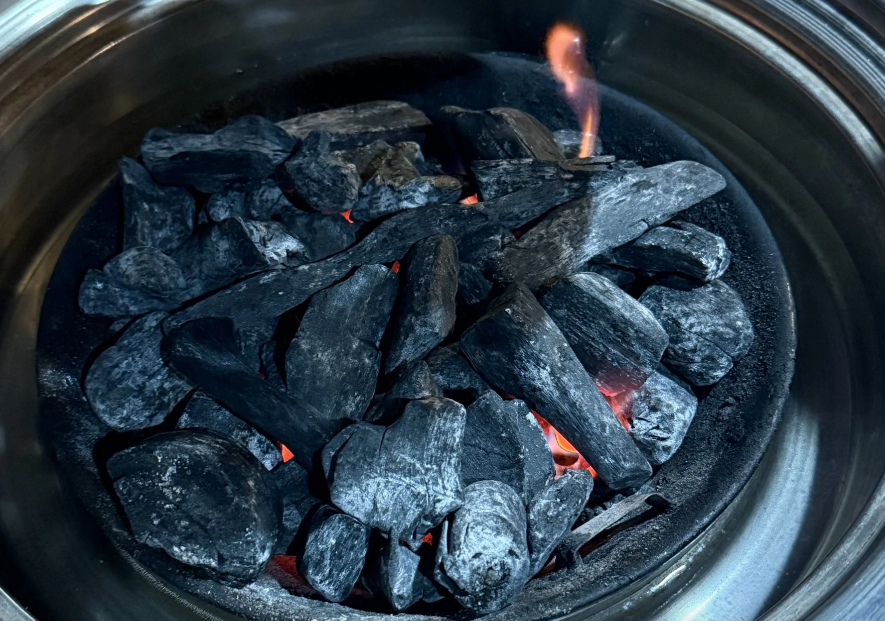 Charcoal vs Gas Grill Korean BBQ – Why Mongvely Uses Real Charcoal in Myeongdong