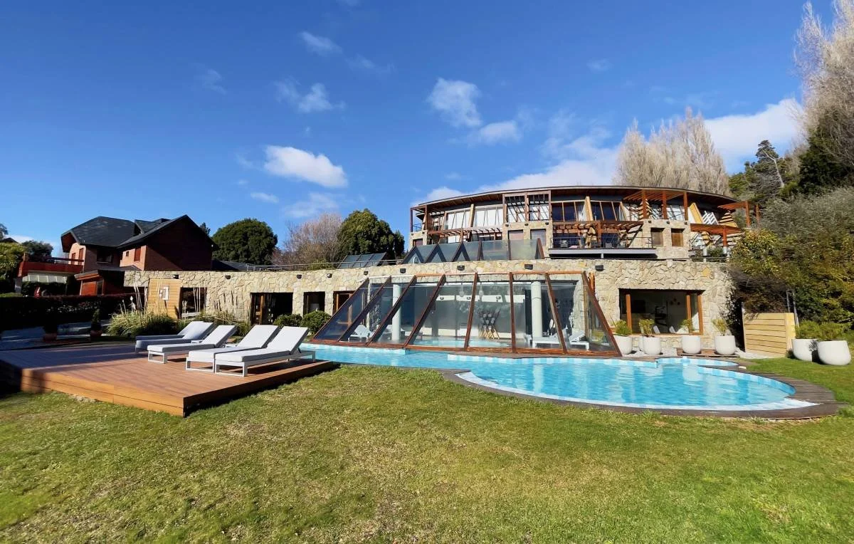 Landscape design shaping experiences of arrival and relaxation.