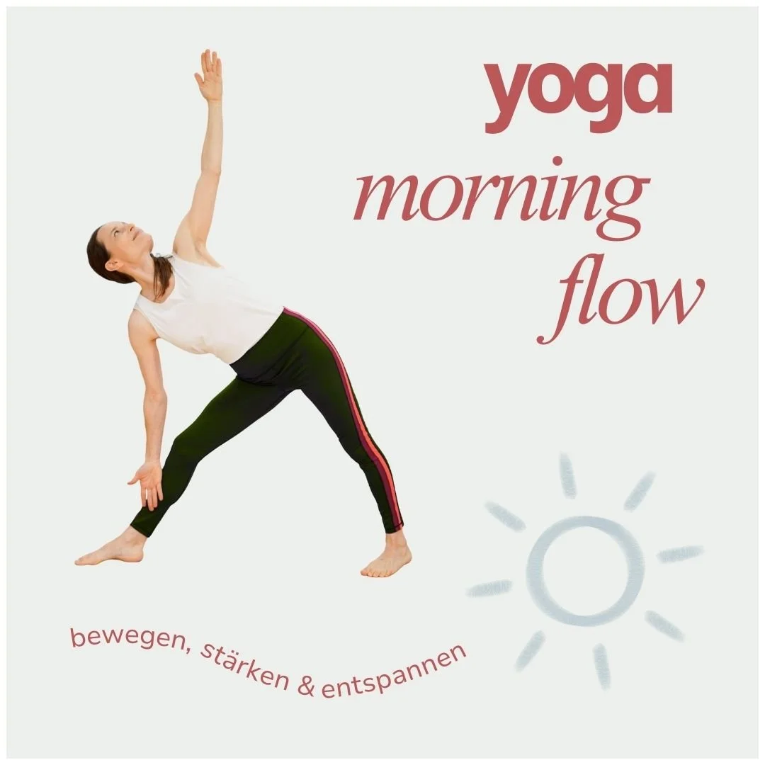 Eine Frau die eine Yogaübung macht (Trikonasana)