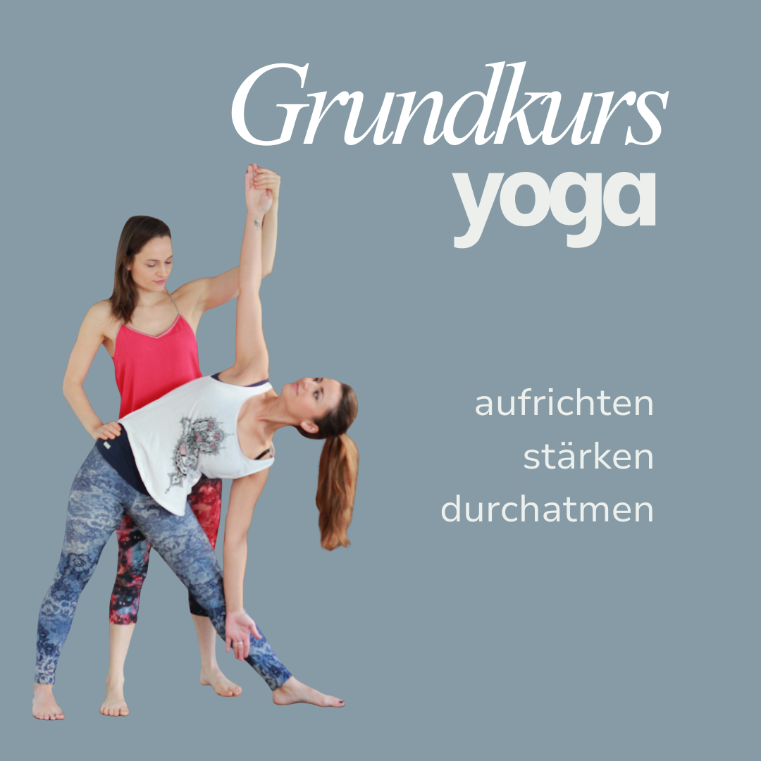 Flyer Grundkurs Yoga: Zu sehen ist eine Lehrerin die eine Schülerin in Trikonasana einrichtet