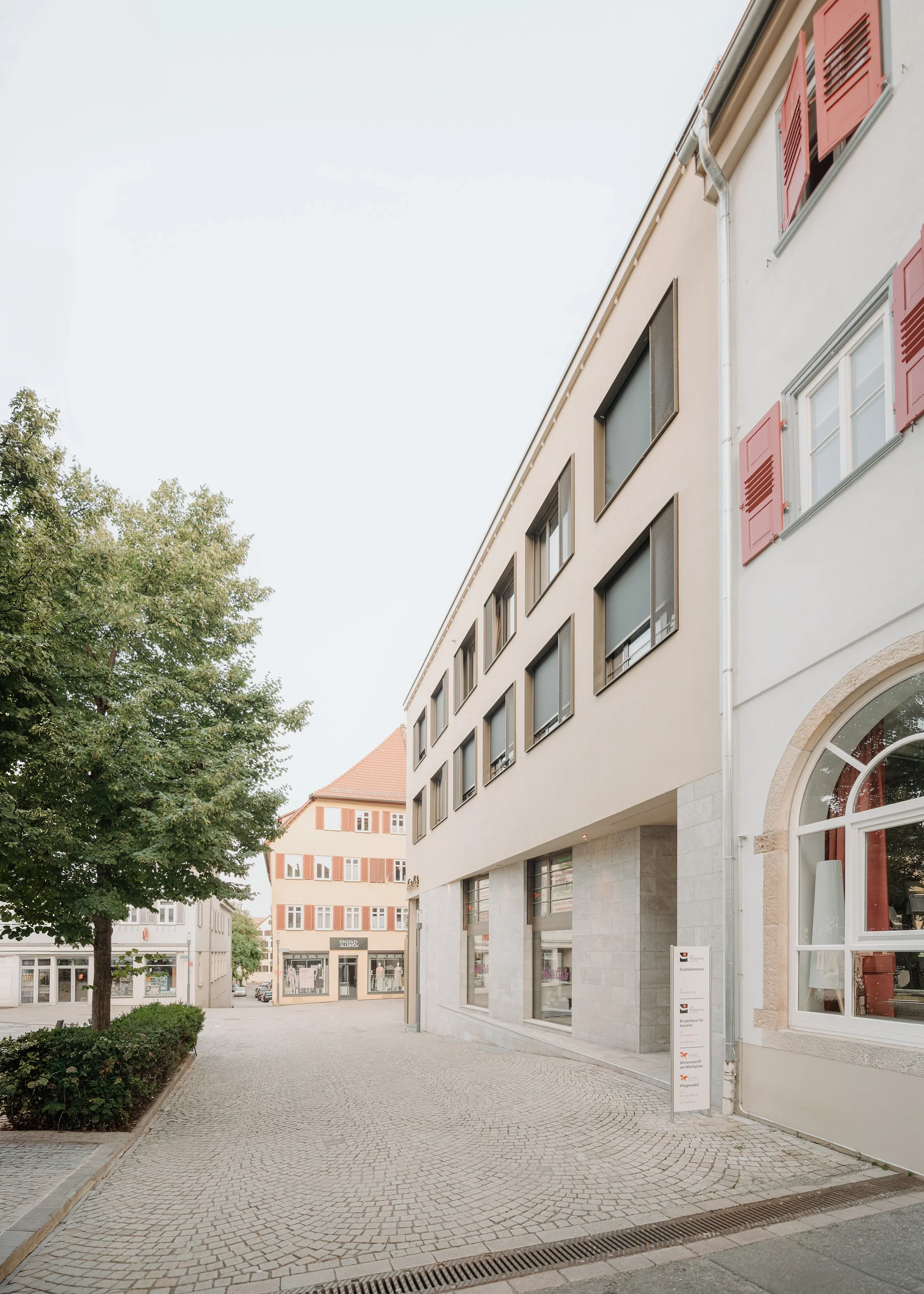 Ansicht vom Marktplatz mit Ladenzone im Erdgeschoss