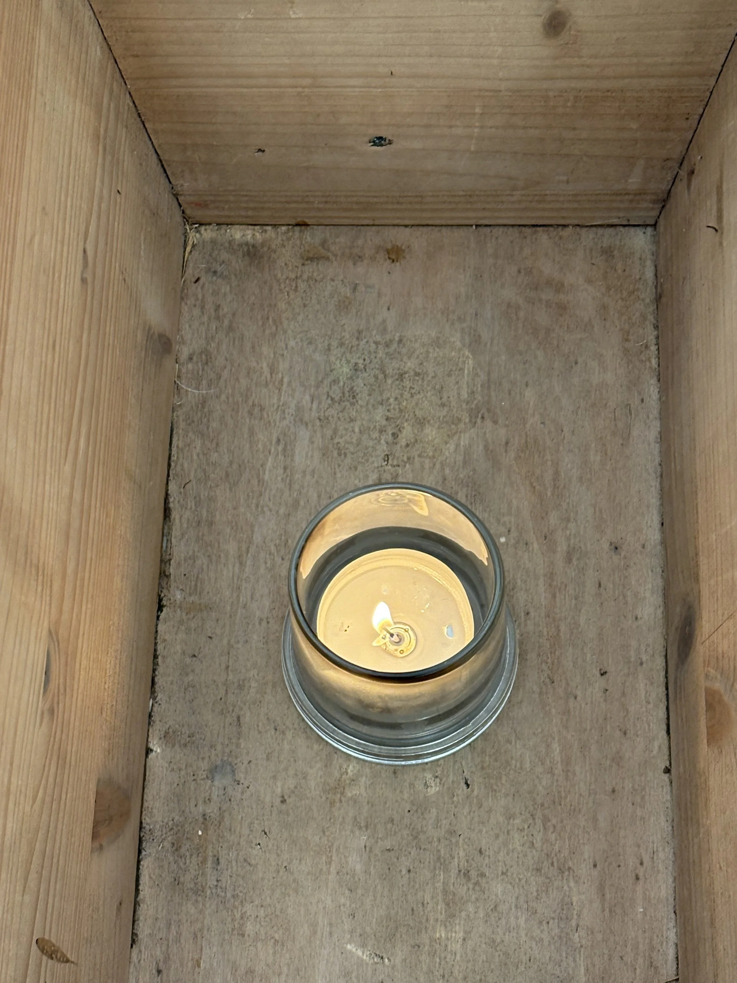 Kerze in leerer Krippe Stille Weihnacht reformiertmittendrin