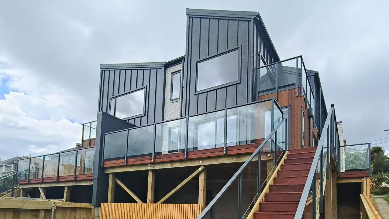 A modern home fit with custom glass work by Horizon Glass.