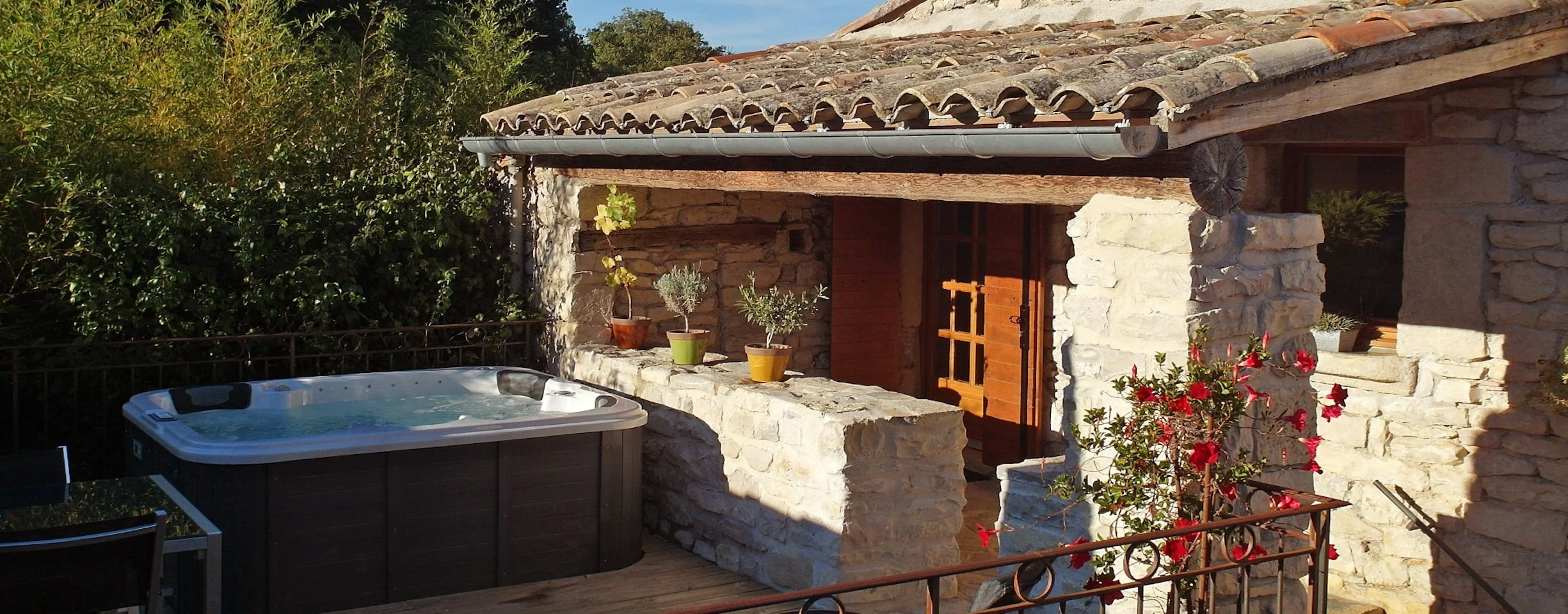 Private Terrace with Jacuzzi – Domaine de Monteils