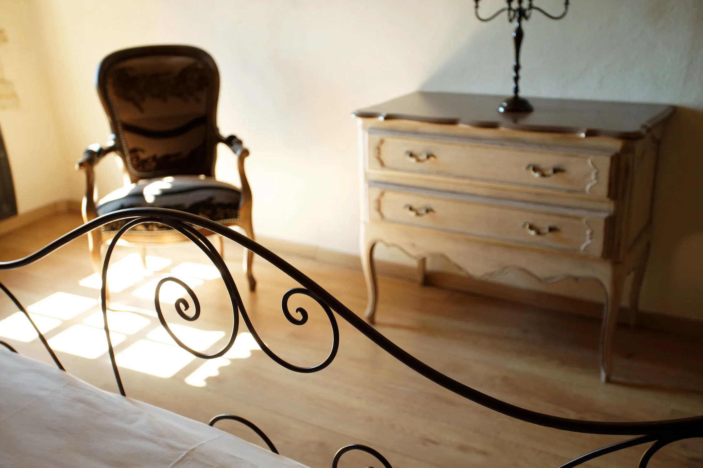 Vintage Flair & Soft Light – Domaine de Monteils