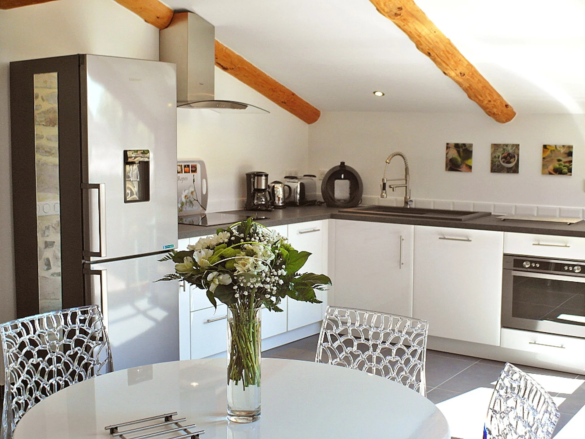 Designer kitchen with modern appliances – Loft Benjamin Occitanie
