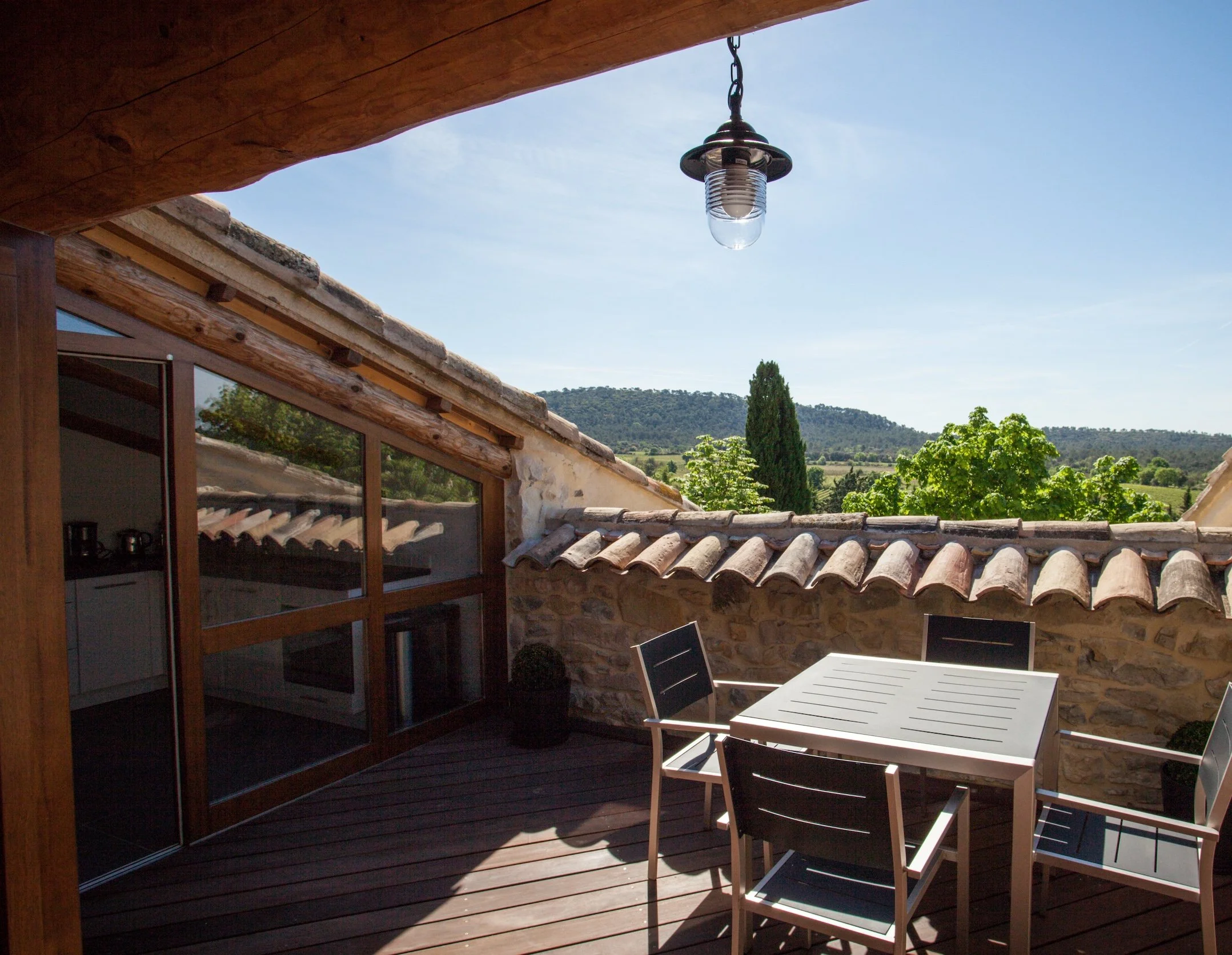 Private rooftop terrace with vineyard views – Loft Benjamin Occitanie