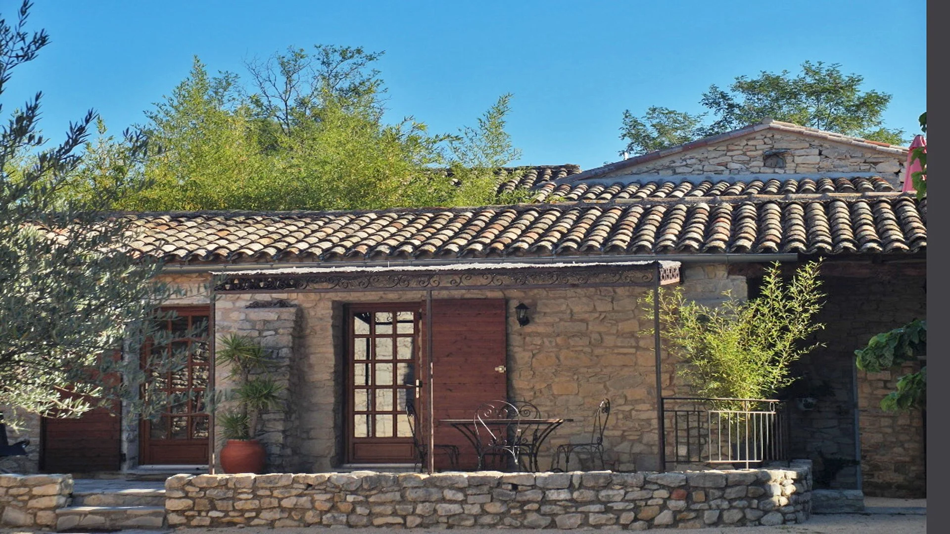 Romantic holiday home with terrace in historic château near Nîmes