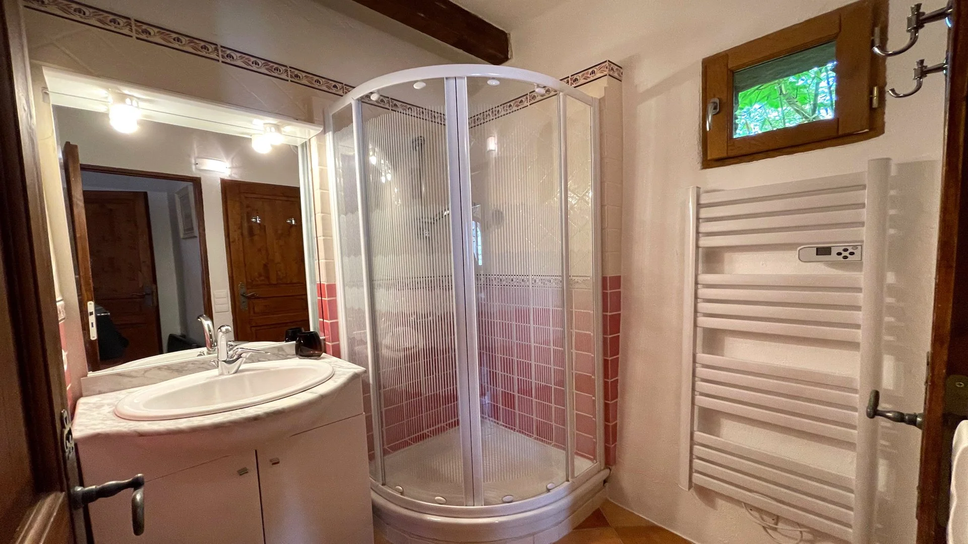 Holiday home with charming bathroom near the Pont du Gard