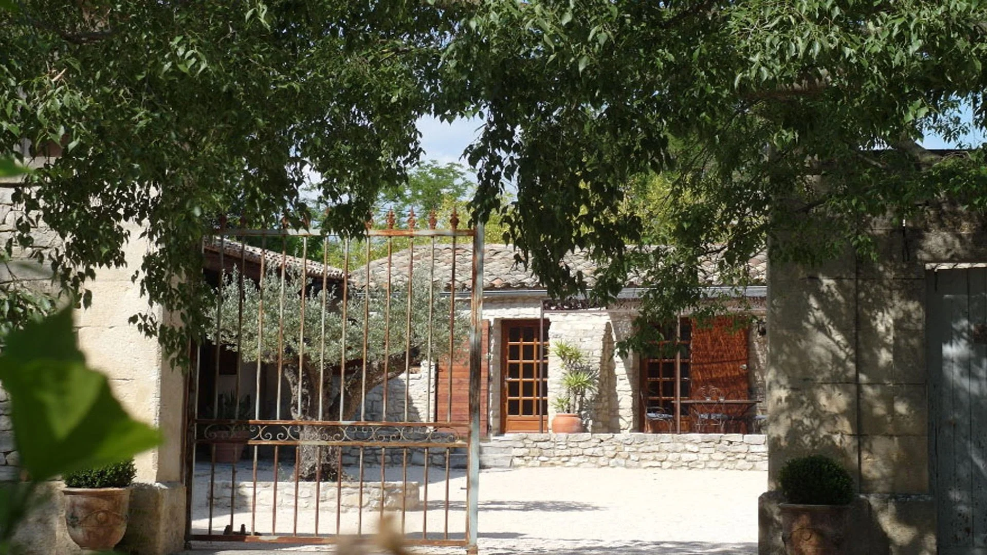 Holiday home with pool and gardens near Uzès and Pont du Gard