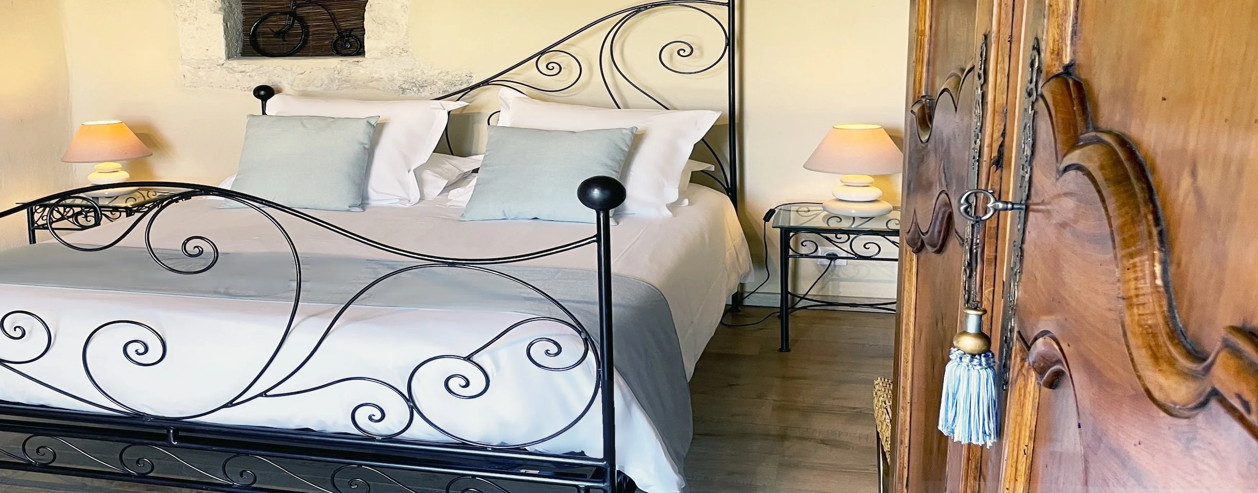 Romantic bedroom at Pavillon Timéo holiday rental