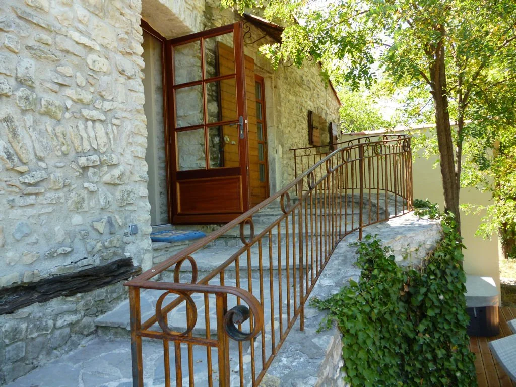 Exclusive entrance at luxury cottage for two in the Gard