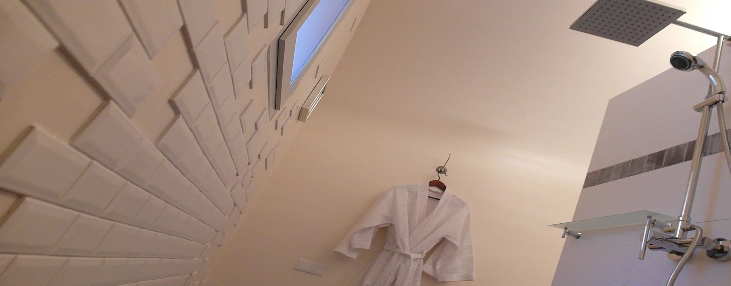 Designer bathroom with walk-in shower – Adults-only holiday rental South of France