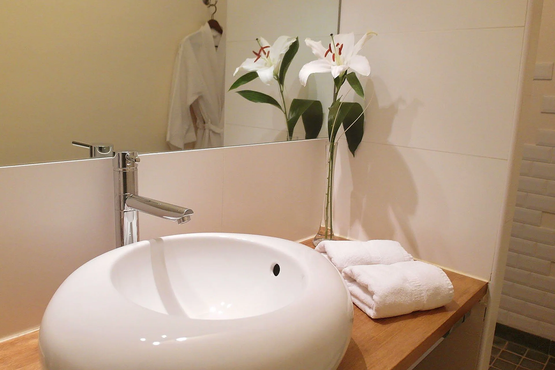 Romantic holiday rental with luxury bathroom near Uzès