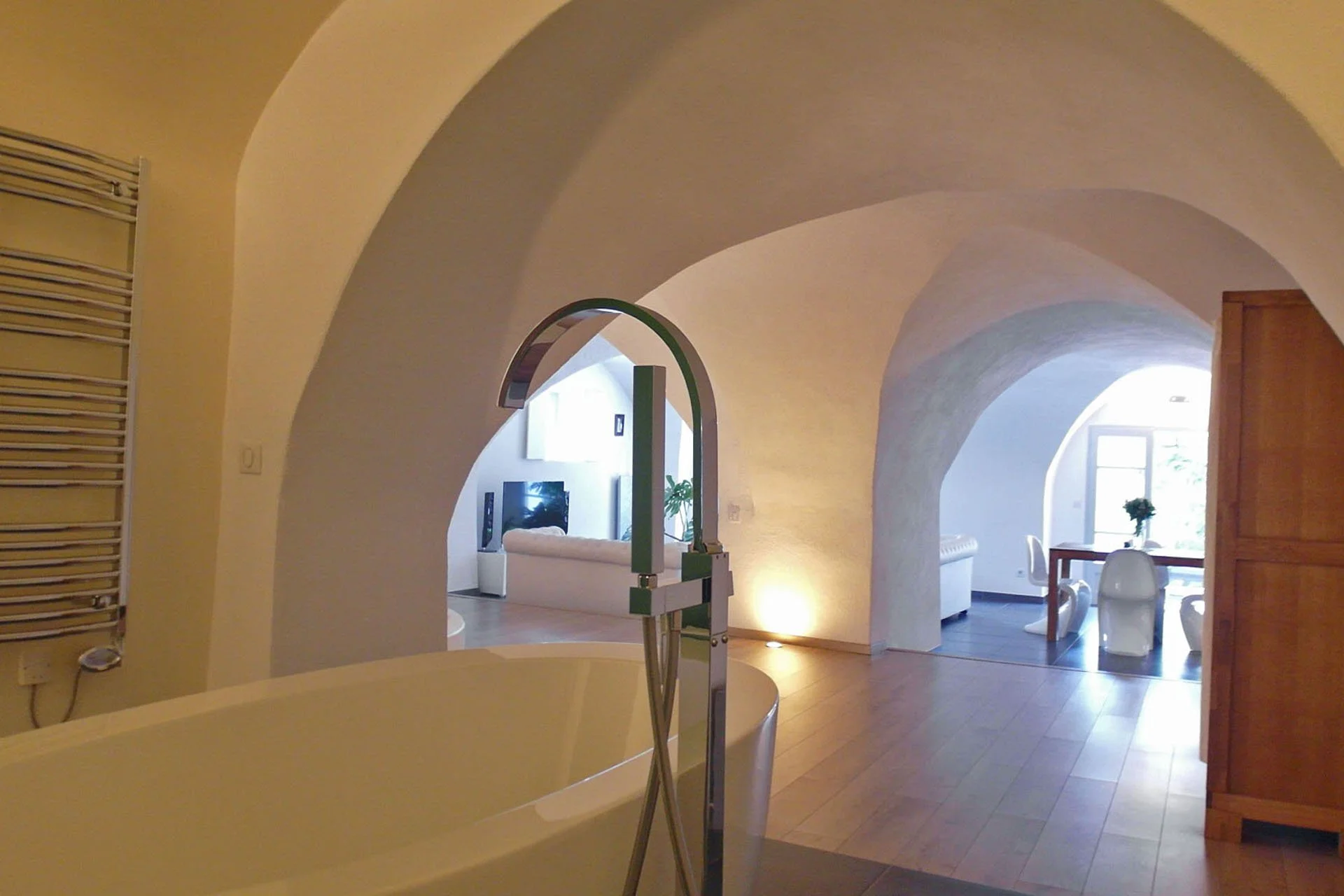 Exclusive holiday rental with spa bath and historic charm near Nîmes
