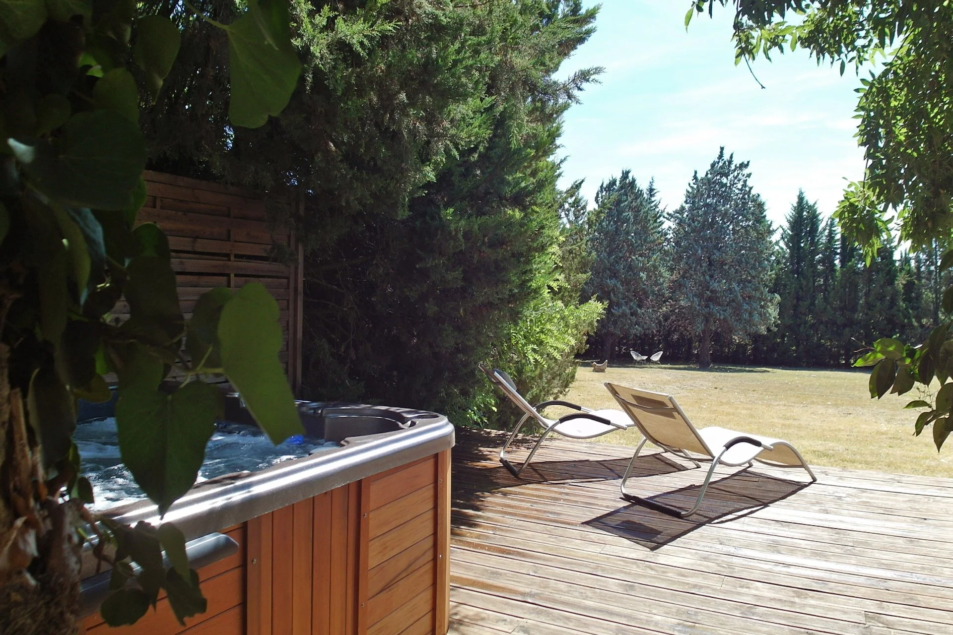 Romantic retreat with outdoor spa and complete privacy in Provence
