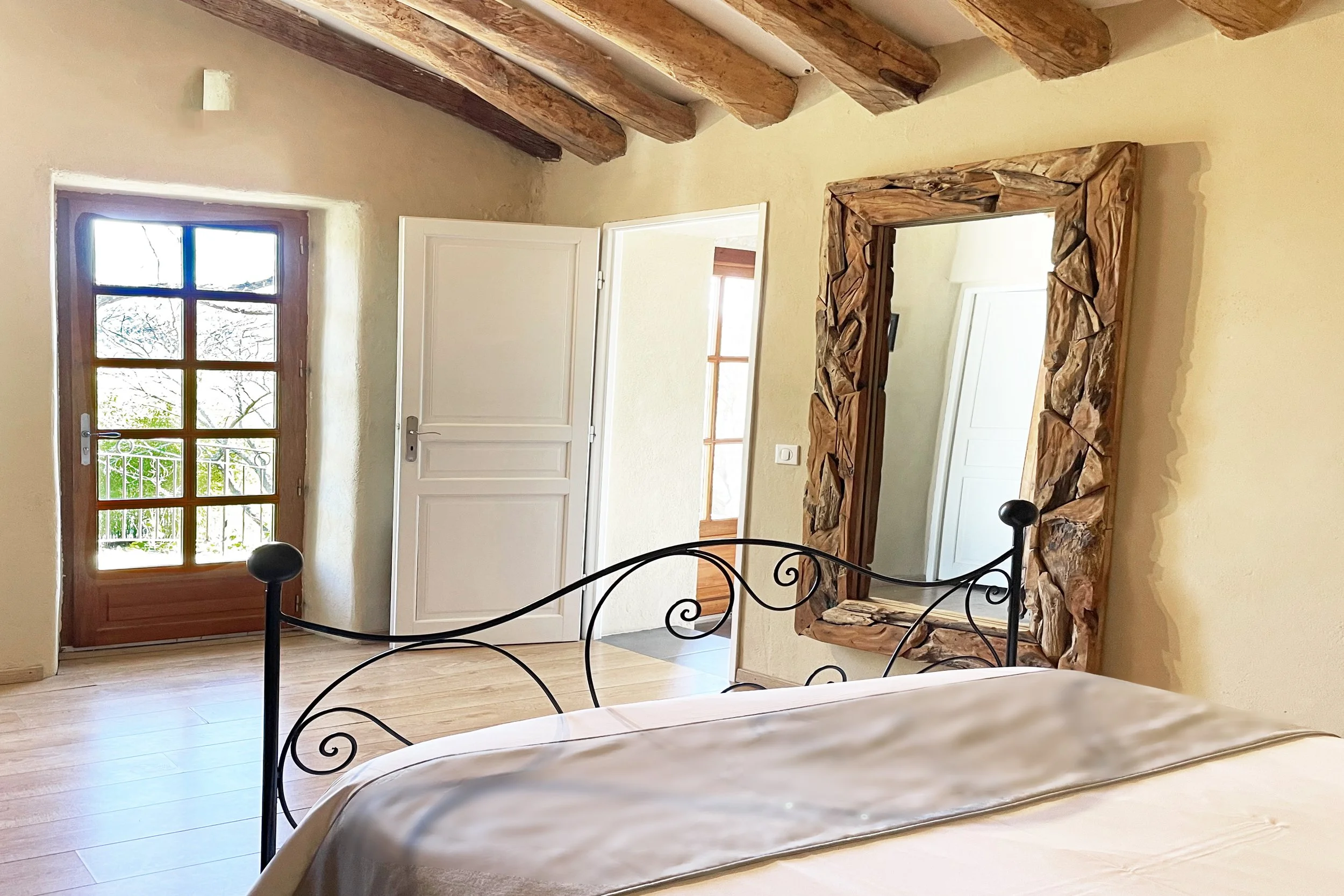 Bedroom for two with designer mirror near Uzès and Provence