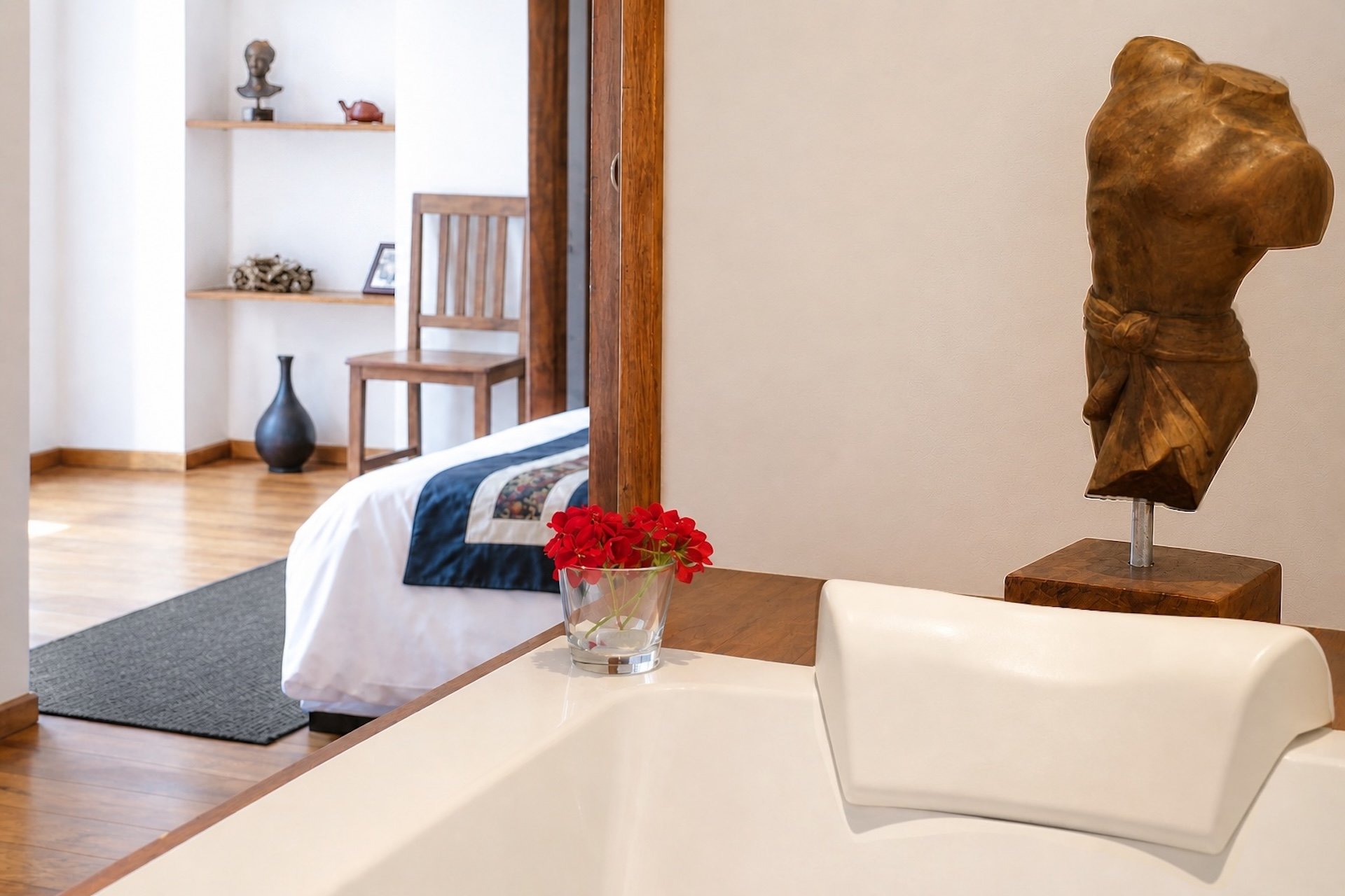 Suite Luna with Private Indoor Jacuzzi near Sommières