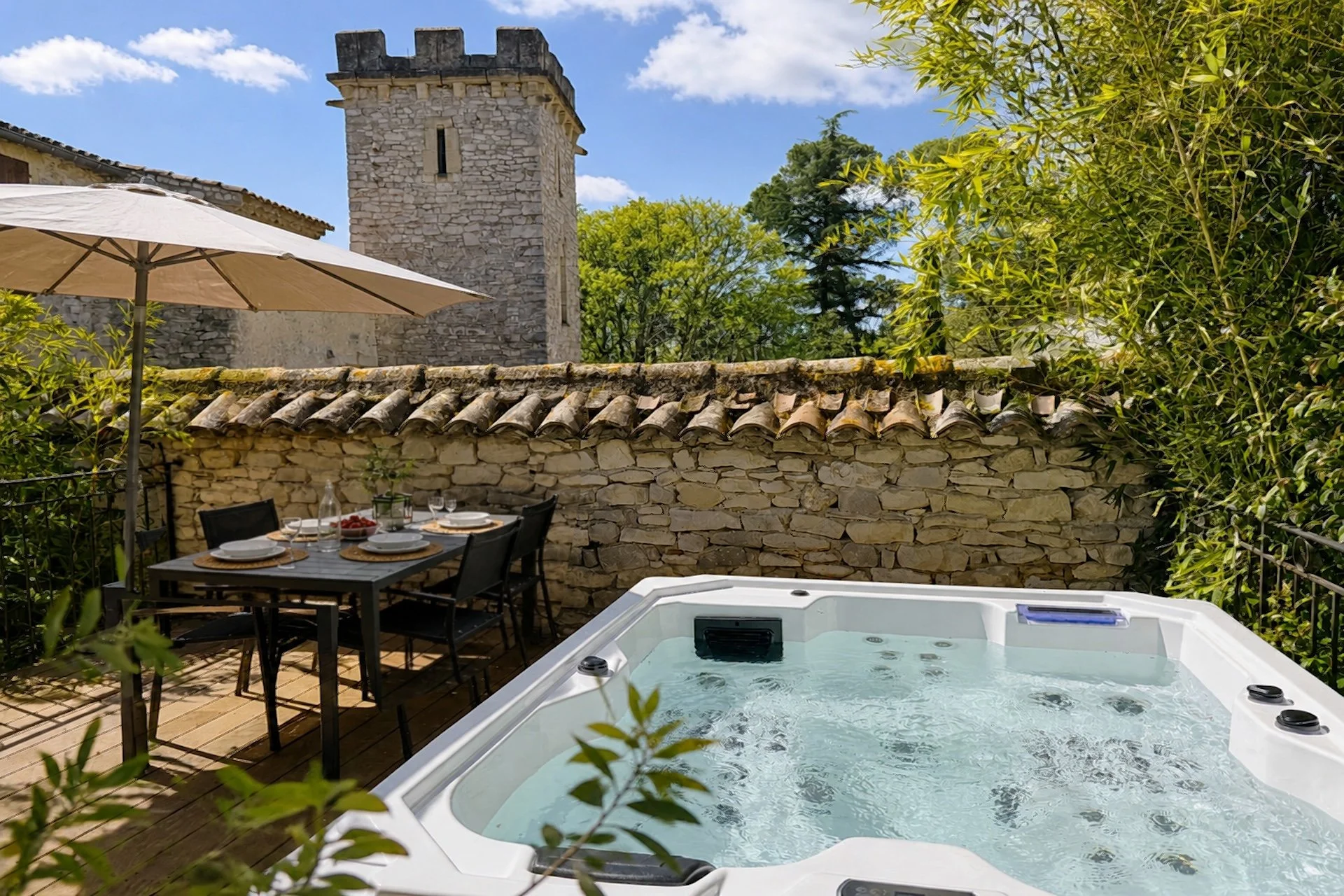 Terrace Jacuzzi with Tower Views near Montpellier – Domaine de Monteils