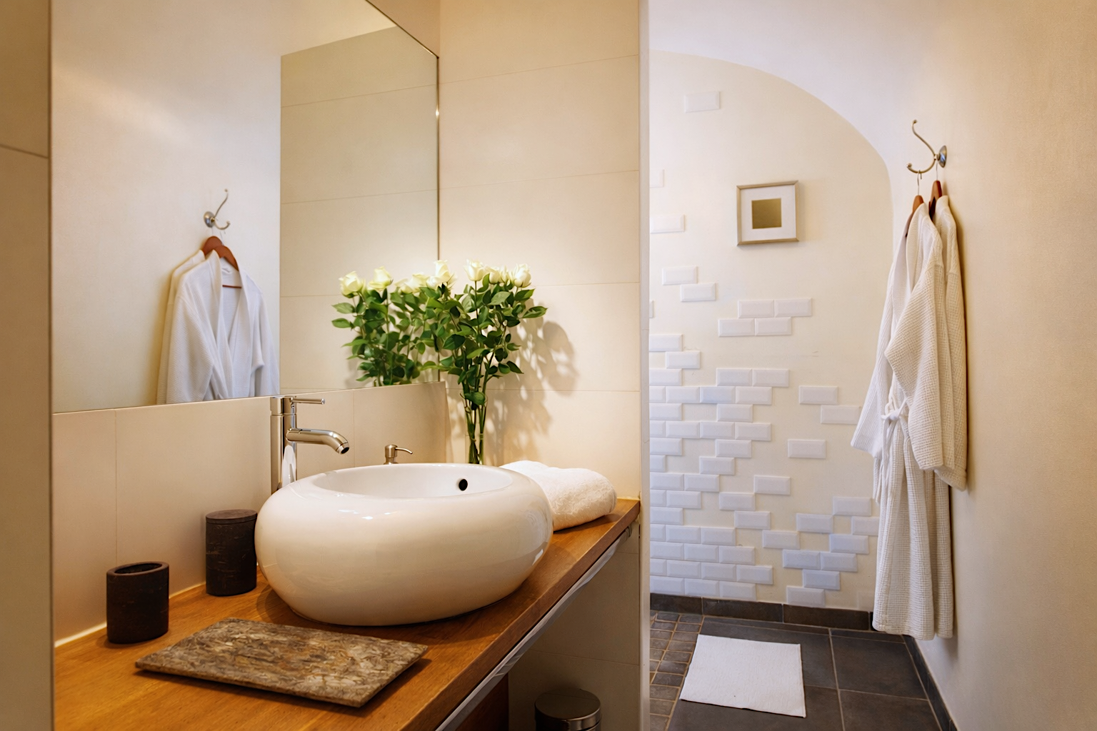 Luxury vacation rental with elegant bathroom near Sommières